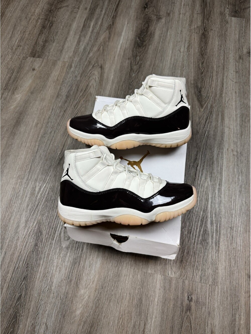 Size 8.5W/7M- Jordan 11 Retro Mid Neapolitan W